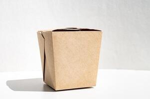 een doos van ambacht karton voor meenemen voedsel. Gesloten voedsel houder geïsoleerd foto