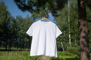 wit t-shirt hangende Aan een hanger, lay-out foto