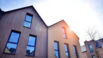 nieuw single familie huizen in een nieuw ontwikkeling Oppervlakte. woon- huizen met modern facade. terrasvormig familie huizen in nieuw ontwikkelde behuizing landgoed. de echt landgoed markt in de buitenwijken. foto