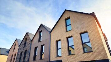 nieuw single familie huizen in een nieuw ontwikkeling Oppervlakte. woon- huizen met modern facade. terrasvormig familie huizen in nieuw ontwikkelde behuizing landgoed. de echt landgoed markt in de buitenwijken. foto