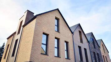 nieuw single familie huizen in een nieuw ontwikkeling Oppervlakte. woon- huizen met modern facade. terrasvormig familie huizen in nieuw ontwikkelde behuizing landgoed. de echt landgoed markt in de buitenwijken. foto