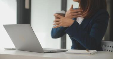 schot van een Aziatisch jong bedrijf vrouw werken Aan laptop in haar werkstation. foto