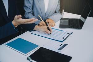 bedrijf documenten, accountant zakenvrouw controle zoeken document wettelijk bereiden papierwerk of verslag doen van voor analyse belasting tijd, boekhouder documenten gegevens contract partner transactie in werkplaats kantoor foto