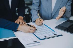 bedrijf documenten, accountant zakenvrouw controle zoeken document wettelijk bereiden papierwerk of verslag doen van voor analyse belasting tijd, boekhouder documenten gegevens contract partner transactie in werkplaats kantoor foto