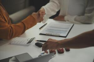 verzekering officieren hand- over- de auto sleutels na de huurder. hebben ondertekend een auto verzekering document of een huren of overeenkomst document buying of verkoop een nieuw of gebruikt auto met een auto foto