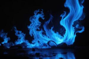 blauw vlammen Aan een zwart achtergrond foto