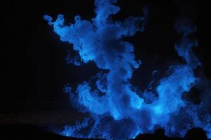 blauw vlammen Aan een zwart achtergrond foto