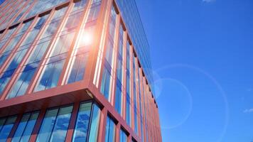 glas gebouw met transparant facade van de gebouw en blauw lucht. structureel glas muur reflecterend blauw lucht. abstract modern architectuur fragment. hedendaags bouwkundig achtergrond. foto