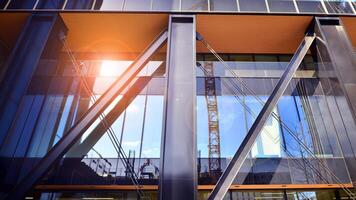 staal en glas. de onderwerpen van modern architectuur of bouw industrie. modern kantoor gebouw facade met hoog staal bouw elementen en vol hoogte ramen tussen. foto