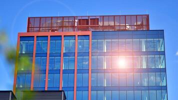 glas gebouw met transparant facade van de gebouw en blauw lucht. structureel glas muur reflecterend blauw lucht. abstract modern architectuur fragment. hedendaags bouwkundig achtergrond. foto