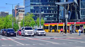 Warschau, Polen. 11 april 2024. auto verkeer Bij stormloop uur in downtown Oppervlakte van de stad. stad centrum met auto's en gebouwen in de achtergrond. foto