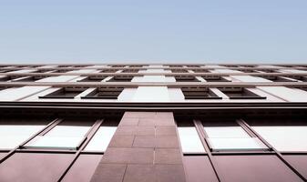 modern bouwkundig detail van gebouw facade met meetkundig ramen foto