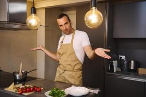 knap Kaukasisch Mens in chef-kok schort Koken familie diner, glimlachen op zoek Bij camera foto