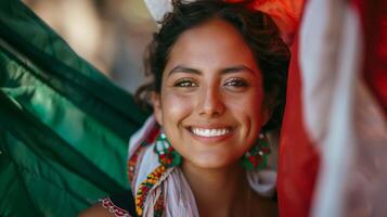 een mooi Mexicaans vrouw met een gelukkig glimlach is Holding een Mexicaans vlag foto