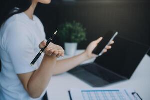 opgewonden gelukkig Aziatisch vrouw op zoek Bij de telefoon scherm, vieren een online winnen, dolblij jong Aziatisch vrouw schreeuwen met vreugde, geïsoleerd over- een wit vervagen achtergrond foto