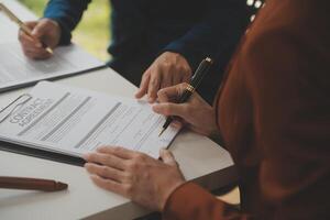 advocaat, wettelijk adviseur, zakenman brainstorming informatie Aan overeenkomst details bedrijf contracten in wettelijk verwerken boeken voor nauwkeurigheid in contract documenten. gewricht financieel investering. foto