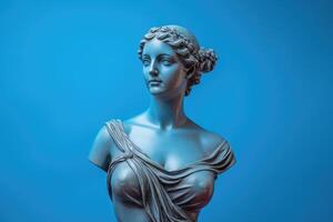 oude Grieks beeldhouwwerk van vrouw met blauw pastel achtergrond. antiek vrouw godin standbeeld in profiel. minimalistisch modern modieus y2k stijl banier met kopiëren ruimte foto