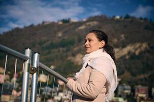 jong vrouw toerist geniet de betoverend visie van de meer van como in Lombardije, Italië. mensen. reizen. reis. toerisme foto