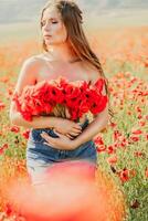 vrouw klaprozen veld. portret gelukkig vrouw met lang haar- in een papaver veld- en genieten van de schoonheid van natuur in een warm zomer dag. foto