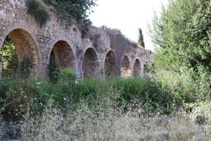 akko Israël 04 05 2024 een oude aquaduct voor leveren water naar bevolkt gebieden in Israël. foto