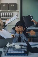 stressvol bedrijf Mens hebben zo veel papierwerk in de kantoor foto