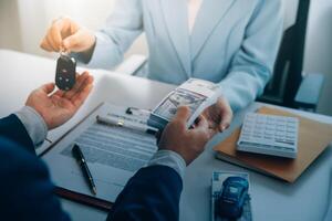 verzekering officieren hand- over- de auto sleutels na de huurder. hebben ondertekend een auto verzekering document of een huren of overeenkomst document buying of verkoop een nieuw of gebruikt auto met een auto foto