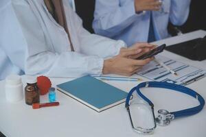 dokter bespreken diagnose gedurende de ontmoeting. groep van dokter bespreken werk er toe doen in de kantoor Bij werk. de medisch team bespreekt behandeling opties met de geduldig. foto