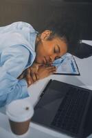 verdrietig moe jong Aziatisch dame denken, slaap Bij laptop, lijden van overwerk, spanning in kamer interieur. deadline, problemen in studie, werk, bedrijf, freelance Bij huis nieuw normaal met tech foto