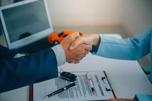 verzekering officieren hand- over- de auto sleutels na de huurder. hebben ondertekend een auto verzekering document of een huren of overeenkomst document buying of verkoop een nieuw of gebruikt auto met een auto foto