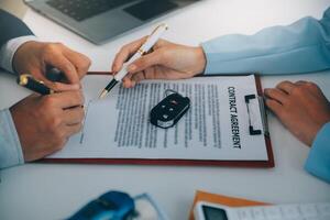 verzekering officieren hand- over- de auto sleutels na de huurder. hebben ondertekend een auto verzekering document of een huren of overeenkomst document buying of verkoop een nieuw of gebruikt auto met een auto foto