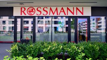 Warschau, Polen. 3 mei 2024. teken Rossmann. bedrijf uithangbord Rossmann. foto