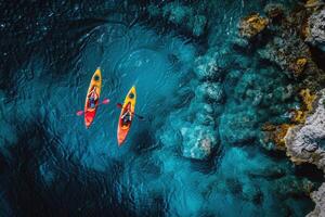 paar- van kleurrijk kajaks resting Aan de oever, wenkende avonturiers naar onderzoeken verborgen baaien foto