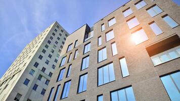 modern kantoor gebouw detail. perspectief visie van meetkundig hoekig beton ramen Aan de facade van een modernistisch brutalist stijl gebouw. foto