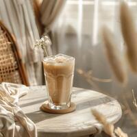 een frappe koffie Aan een werk tafel in een boho-stijl kantoor foto