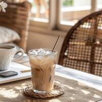 een frappe koffie Aan een werk tafel in een boho-stijl kantoor foto