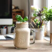 een fruit smoothie Aan een werk tafel in een boho-stijl kantoor foto