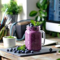 een fruit smoothie Aan een werk tafel in een boho-stijl kantoor foto