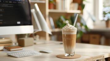 een frappe koffie Aan een werk tafel in een boho-stijl kantoor foto