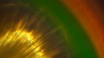regenboog geel licht overlay brekingstextuur diagonaal natuurlijke holografische op zwart. foto