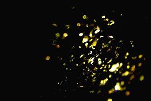 lichtgeel abstract patroon glitter stardust fonkelende lichten grunge op zwart. foto