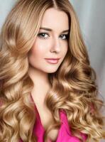 mooi blond vrouw met gekruld volume kapsel, lang luxueus haar- en schoonheid verzinnen, glamoureus kijken gezicht portret voor luxe mode en natuurlijk schoonheidsmiddelen foto