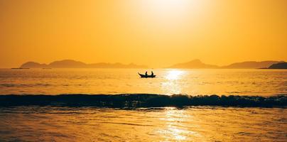 zonsondergang op het strand foto