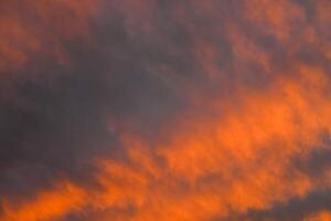 mooi toneel- oranje grijs cloudscape somber bewolkt lucht achtergrond foto