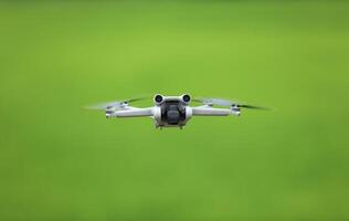 vliegend dar quadcopter met een camera Aan groen achtergrond. foto