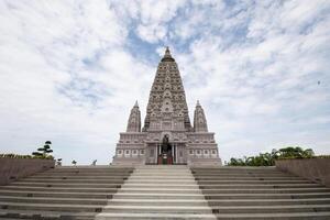 Boeddha maha cetiya Bij panyanantaram tempel, klong luang, pathumtani provincie, Thailand. foto