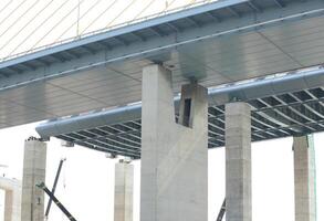 groot bouw plaats. suspensie brug uitvoering van fundament. foto