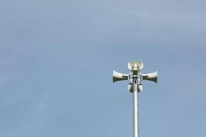 toeter spreker in de park met blauw lucht achtergrond. foto