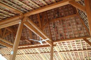 de dak van een gemakkelijk gebouw, de kader is gemaakt van hout. dak tegels zijn gemaakt van klei foto