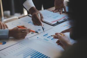 co-werkconferentie, zakelijke teamvergadering aanwezig, investeerderscollega's bespreken nieuw plan financiële grafiekgegevens op kantoortafel met laptop en digitale tablet, financiën, boekhouding, investeringen. foto