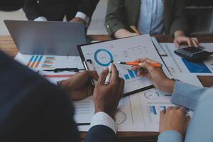 co-werkconferentie, zakelijke teamvergadering aanwezig, investeerderscollega's bespreken nieuw plan financiële grafiekgegevens op kantoortafel met laptop en digitale tablet, financiën, boekhouding, investeringen. foto